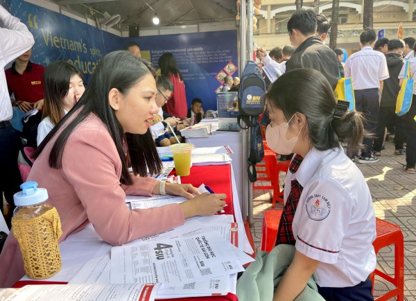 Chọn được ngành học sau khi tham quan gian hàng tư vấn mùa thi