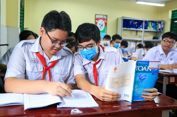 Chọn sách giáo khoa: Một bước thực hiện dân chủ học đường