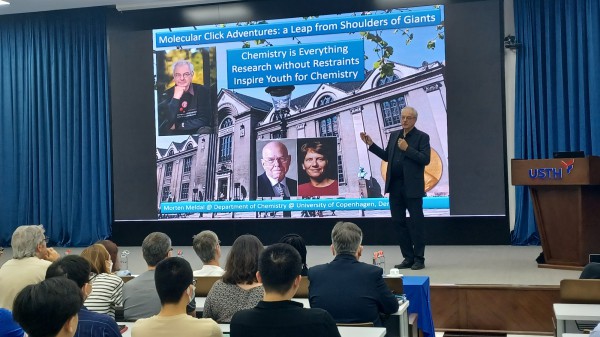 Chủ nhân giải Nobel Hóa học 2022: Công trình của tôi được trao giải bởi nó 