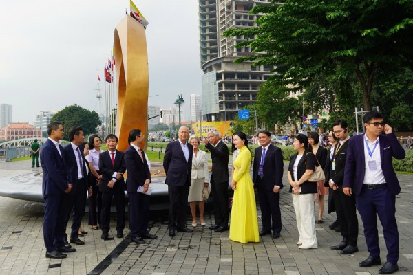 Chủ tịch Diễn đàn kinh tế thế giới: 'Hãy dạy người trẻ cách tiếp cận kiến thức'