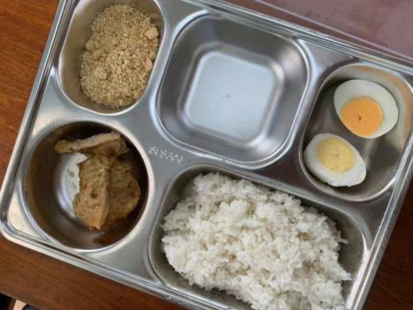 Chưa thống nhất với phụ huynh, bếp ăn bán trú trường học ở Quảng Trị tạm dừng Chưa thống nhất với phụ huynh, bếp ăn bán trú trường học ở Quảng Trị tạm dừng