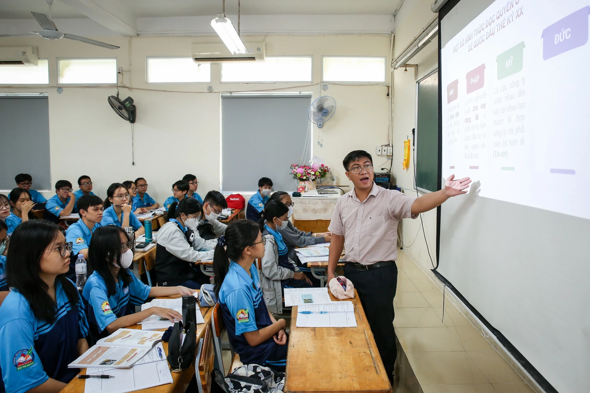 Chương trình môn sử có nặng khi chuyển từ lựa chọn thành bắt buộc ?