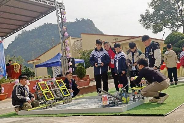 Cô giáo Cao Bằng tiên phong mang robot, lập trình đến học sinh vùng cao
