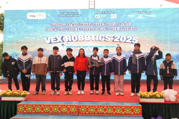 Cô giáo Cao Bằng tiên phong mang robot, lập trình đến học sinh vùng cao