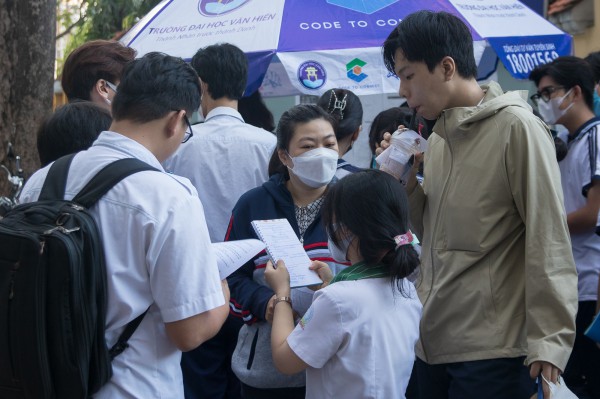 Cô giáo cứ mỗi mùa thi lại đến trường 