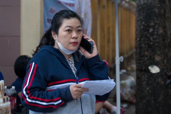 Cô giáo cứ mỗi mùa thi lại đến trường 