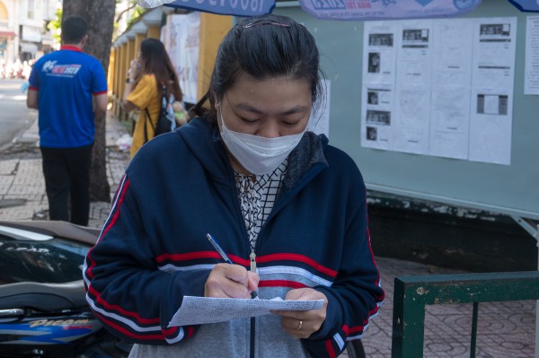 Cô giáo cứ mỗi mùa thi lại đến trường 