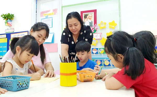 Cô giáo mầm non: 