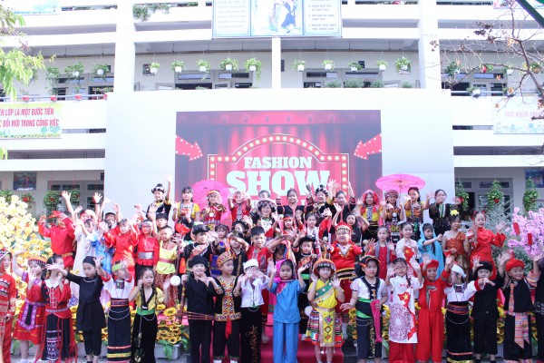 Cô hiệu trưởng ở TP.HCM mặc trang phục H'Mông, vui tết cùng học trò