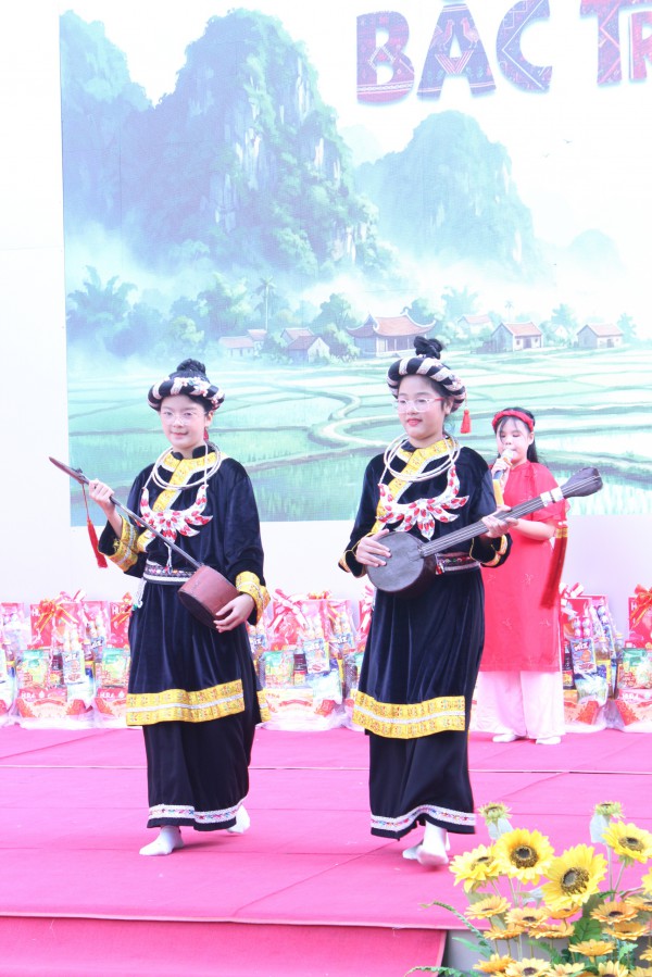 Cô hiệu trưởng ở TP.HCM mặc trang phục H'Mông, vui tết cùng học trò