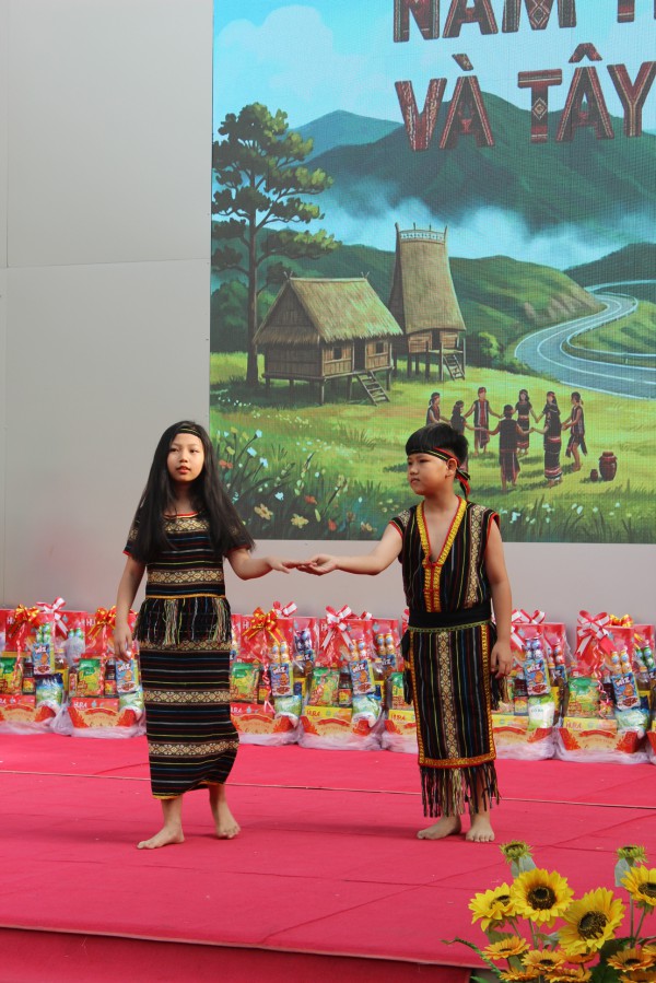 Cô hiệu trưởng ở TP.HCM mặc trang phục H'Mông, vui tết cùng học trò