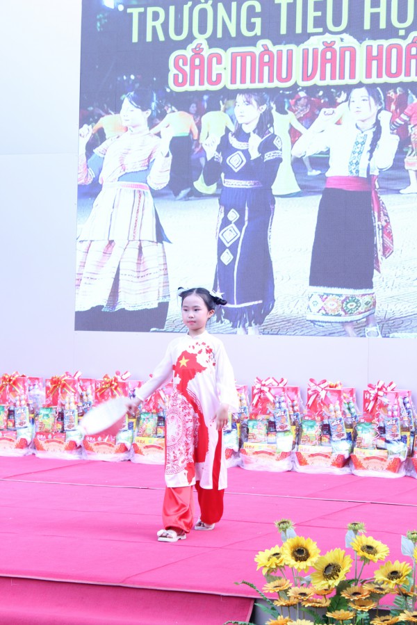 Cô hiệu trưởng ở TP.HCM mặc trang phục H'Mông, vui tết cùng học trò