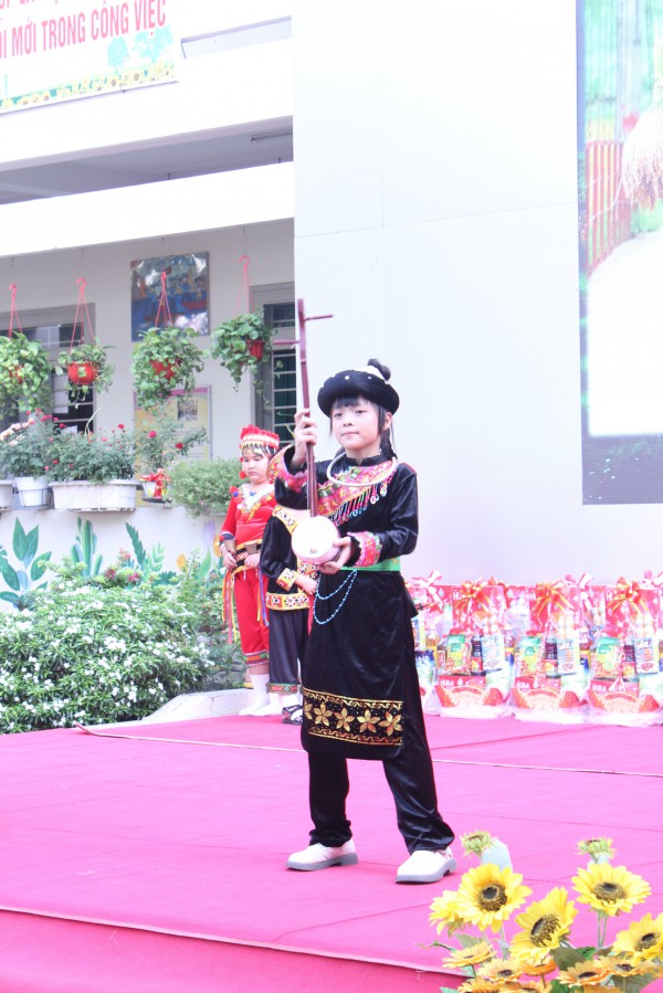 Cô hiệu trưởng ở TP.HCM mặc trang phục H'Mông, vui tết cùng học trò