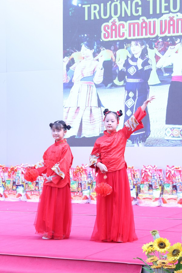 Cô hiệu trưởng ở TP.HCM mặc trang phục H'Mông, vui tết cùng học trò