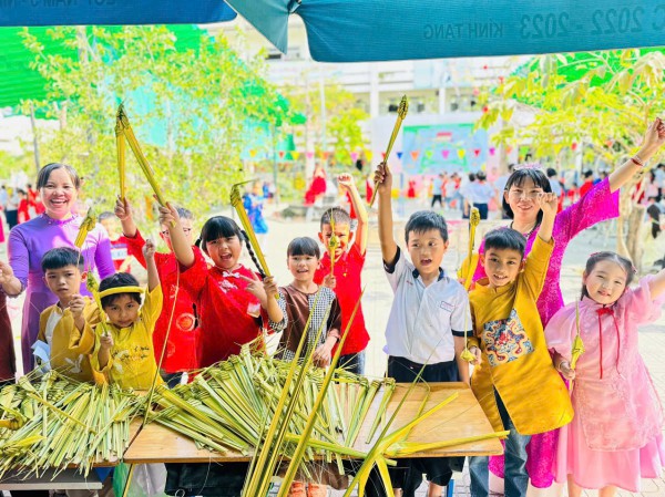 Cô hiệu trưởng ở TP.HCM mặc trang phục H'Mông, vui tết cùng học trò