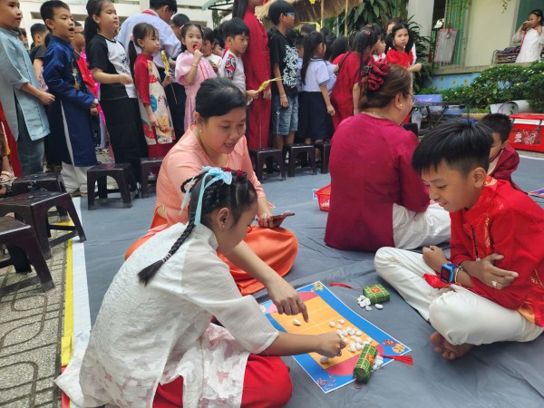 Cô hiệu trưởng ở TP.HCM mặc trang phục H'Mông, vui tết cùng học trò