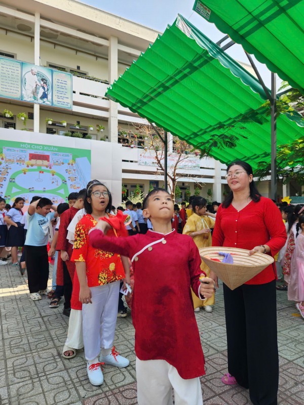 Cô hiệu trưởng ở TP.HCM mặc trang phục H'Mông, vui tết cùng học trò