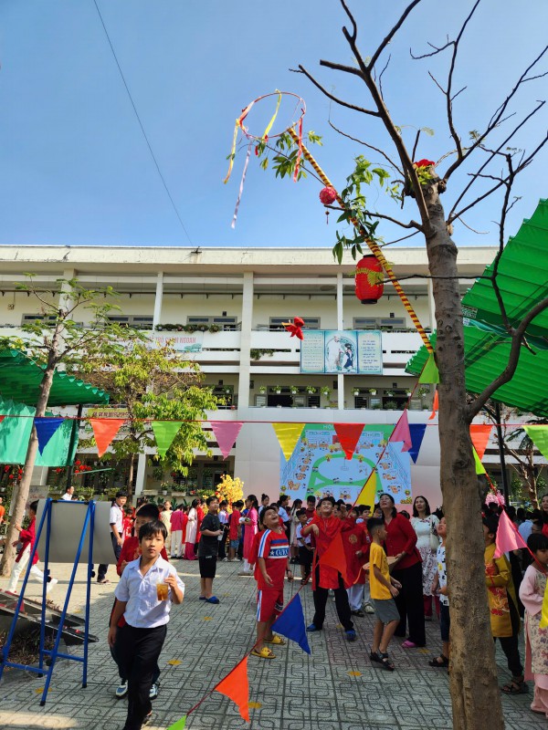 Cô hiệu trưởng ở TP.HCM mặc trang phục H'Mông, vui tết cùng học trò