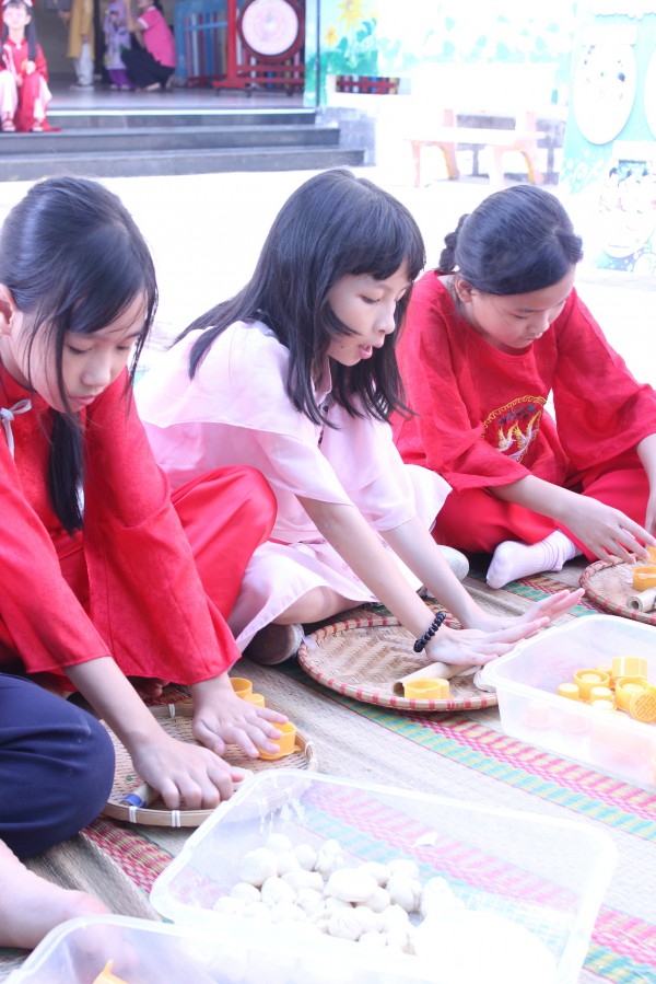 Cô hiệu trưởng ở TP.HCM mặc trang phục H'Mông, vui tết cùng học trò