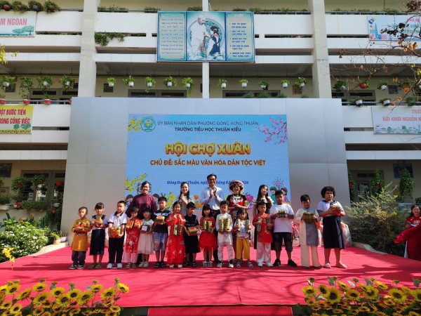 Cô hiệu trưởng ở TP.HCM mặc trang phục H'Mông, vui tết cùng học trò