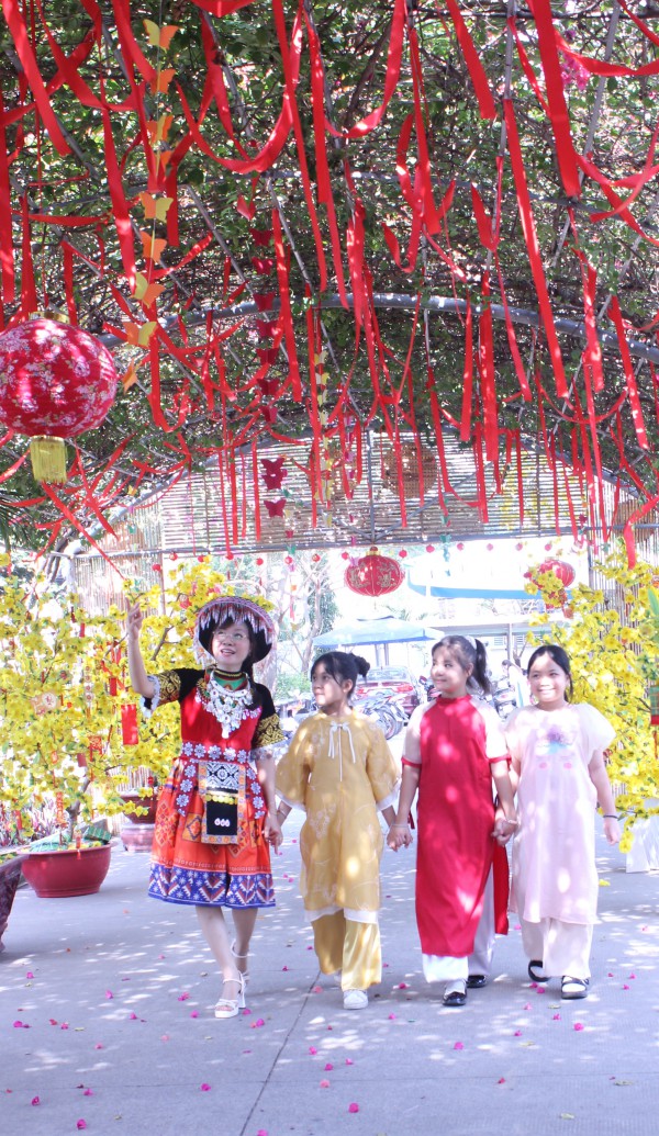 Cô hiệu trưởng ở TP.HCM mặc trang phục H'Mông, vui tết cùng học trò