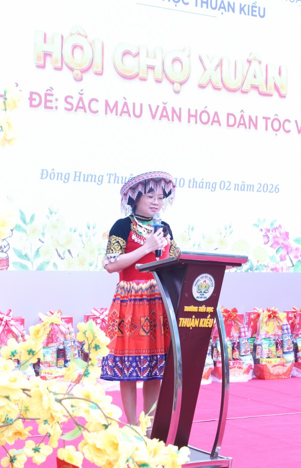 Cô hiệu trưởng ở TP.HCM mặc trang phục H'Mông, vui tết cùng học trò