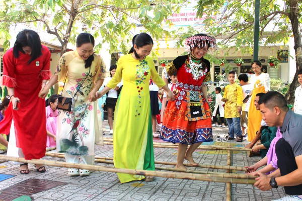 Cô hiệu trưởng ở TP.HCM mặc trang phục H'Mông, vui tết cùng học trò