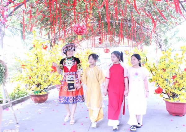 Cô hiệu trưởng ở TP.HCM mặc trang phục H'Mông, vui tết cùng học trò