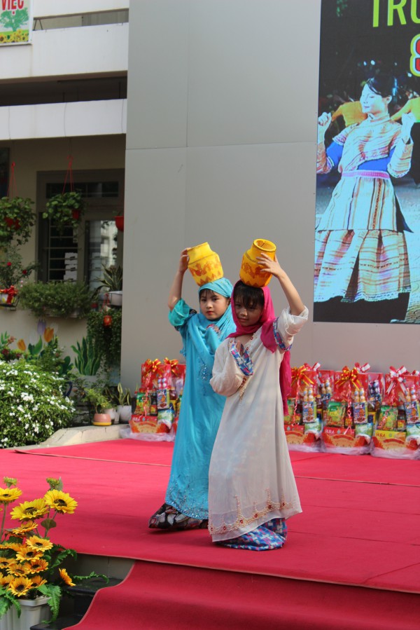 Cô hiệu trưởng ở TP.HCM mặc trang phục H'Mông, vui tết cùng học trò