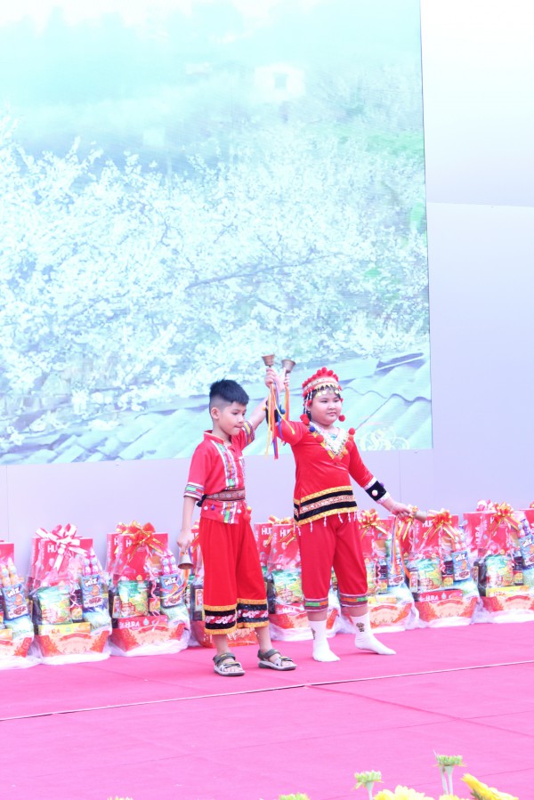 Cô hiệu trưởng ở TP.HCM mặc trang phục Mông, vui tết cùng học trò