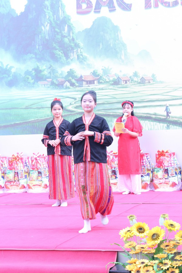 Cô hiệu trưởng ở TP.HCM mặc trang phục Mông, vui tết cùng học trò