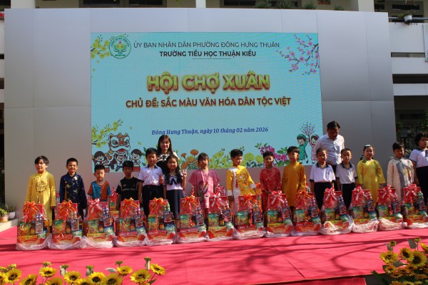 Cô hiệu trưởng ở TP.HCM mặc trang phục Mông, vui tết cùng học trò