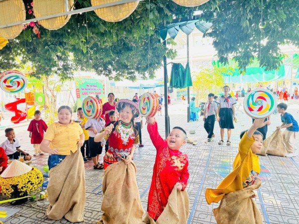 Cô hiệu trưởng ở TP.HCM mặc trang phục Mông, vui tết cùng học trò