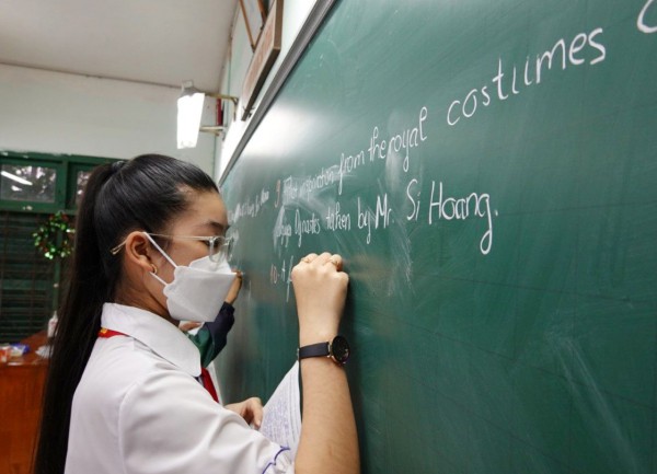 Có mấy loại hình dạy tiếng Anh trong trường tiểu học TP.HCM, mức thu thế nào?