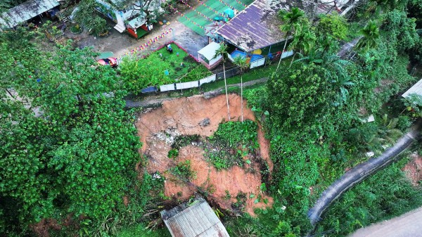 Cô trò giữa nỗi lo sạt lở Cô trò giữa nỗi lo sạt lở