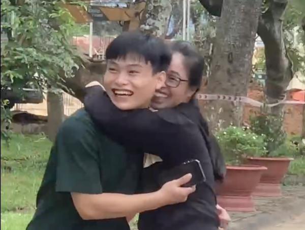 Cơm nắm của mẹ vùng biên theo con vào phòng thi tốt nghiệp Cơm nắm của mẹ vùng biên theo con vào phòng thi tốt nghiệp