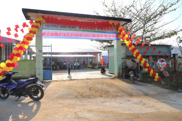 Con có trường học mới, người mẹ đồng bào Giẻ Triêng rưng rưng hạnh phúc