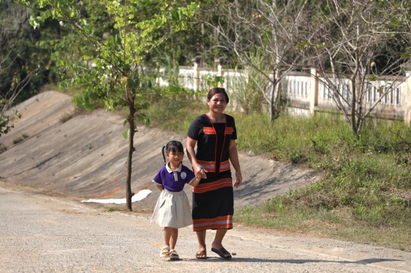 Con có trường học mới, người mẹ đồng bào Giẻ Triêng rưng rưng hạnh phúc