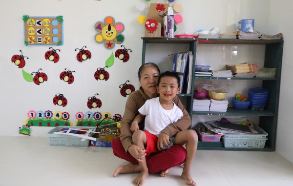 Con có trường học mới, người mẹ đồng bào Giẻ Triêng rưng rưng hạnh phúc