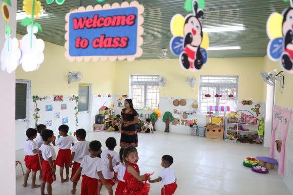 Con có trường học mới, người mẹ đồng bào Giẻ Triêng rưng rưng hạnh phúc