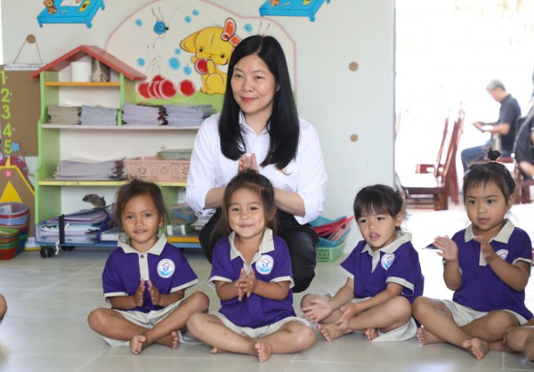 Con có trường học mới, người mẹ đồng bào Giẻ Triêng rưng rưng hạnh phúc