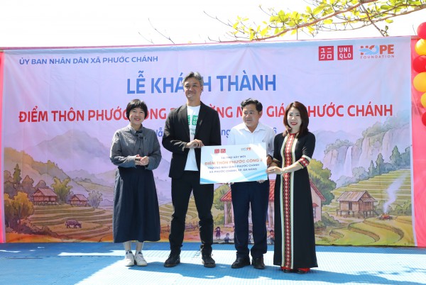 Con có trường học mới, người mẹ đồng bào Giẻ Triêng rưng rưng hạnh phúc