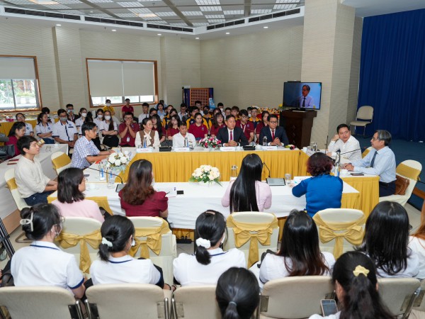 Con học song ngữ, về nhà cha mẹ phải nói tiếng Anh cùng thì mới giỏi? Con học song ngữ, về nhà cha mẹ phải nói tiếng Anh cùng thì mới giỏi?