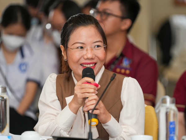 Con học song ngữ, về nhà cha mẹ phải nói tiếng Anh cùng thì mới giỏi? Con học song ngữ, về nhà cha mẹ phải nói tiếng Anh cùng thì mới giỏi?