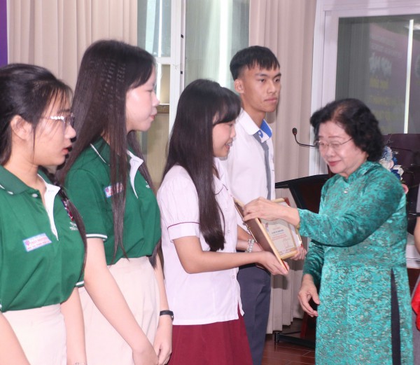 Con mong sau này trở thành cô giáo để giúp các em nhỏ trên đảo Lý Sơn