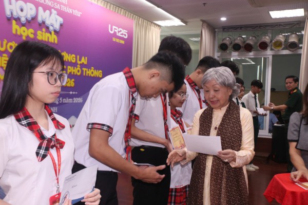 Con mong sau này trở thành cô giáo để giúp các em nhỏ trên đảo Lý Sơn