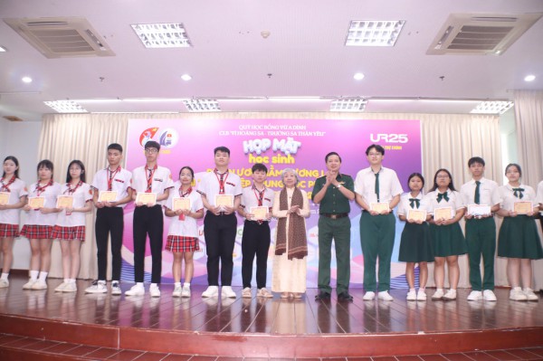 Con mong sau này trở thành cô giáo để giúp các em nhỏ trên đảo Lý Sơn