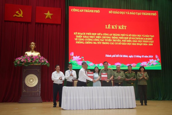 Công an TP.HCM tăng cường phòng chống ma túy trong trường học Công an TP.HCM tăng cường phòng chống ma túy trong trường học