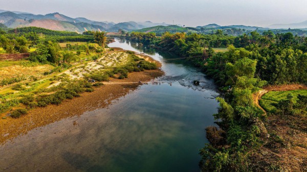 Cõng con qua sông đến trường