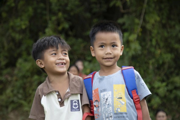 Cõng con qua sông đến trường